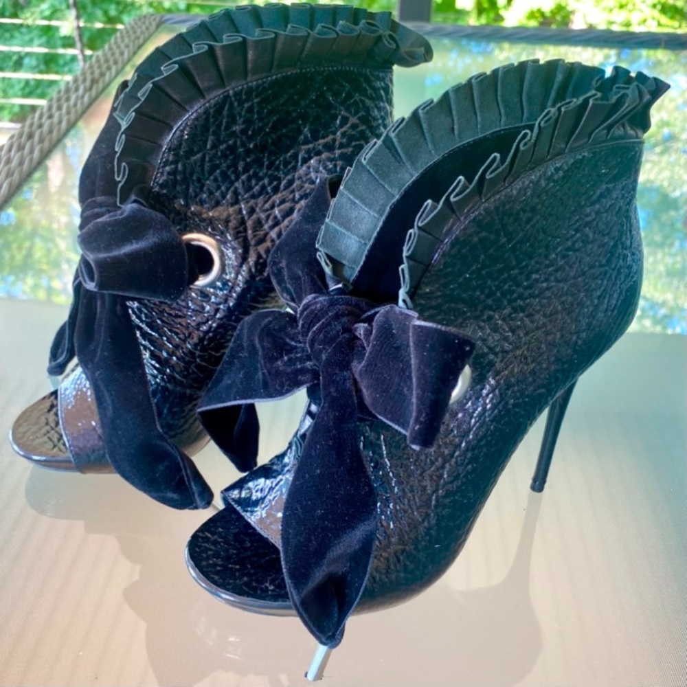 ♥️Alexander McQueen♥️ Black Textured Leather and Scalloped Leather trim Hi-Heels